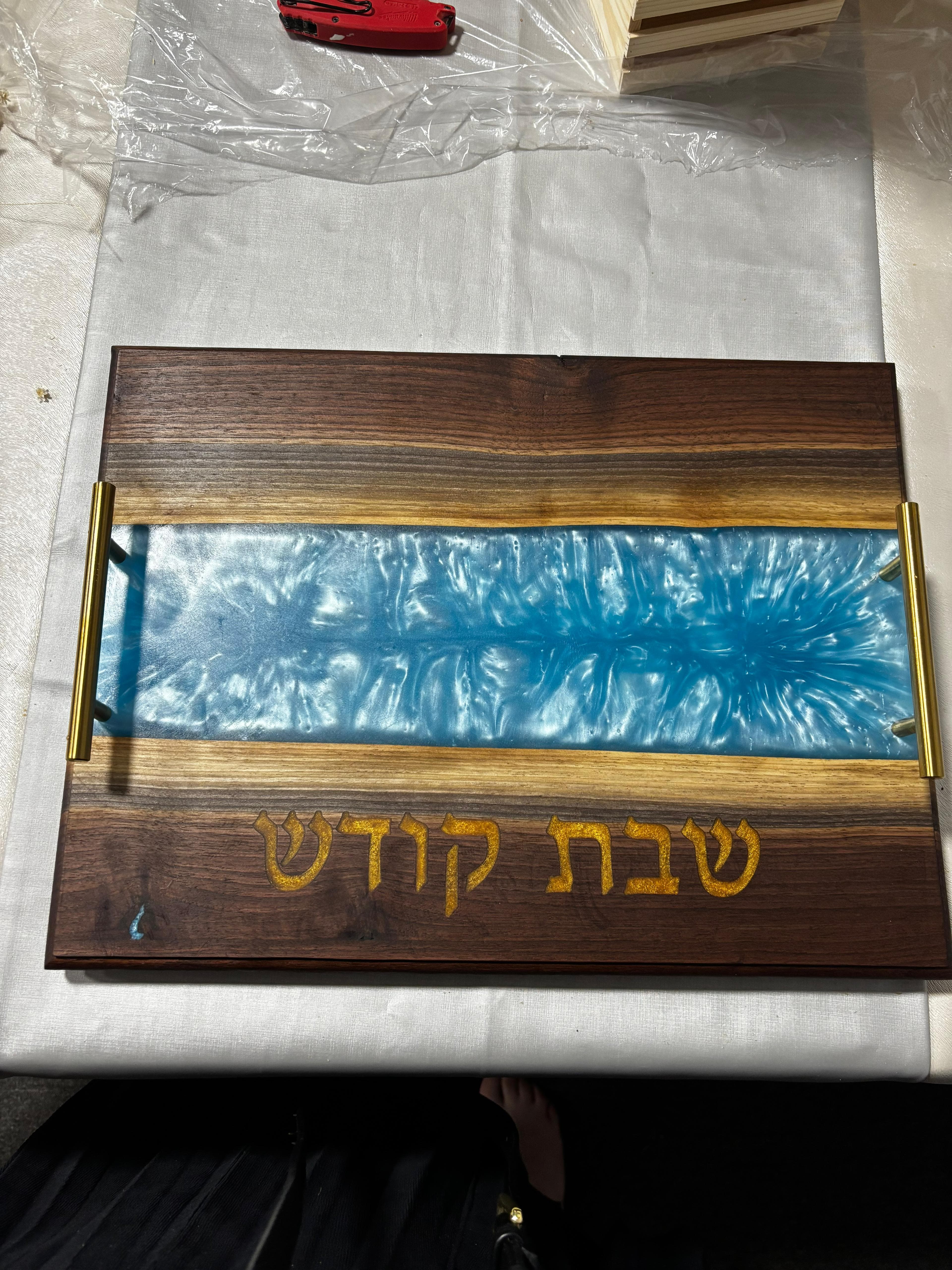 Challah Board with blue resin and שבת קודש engraving